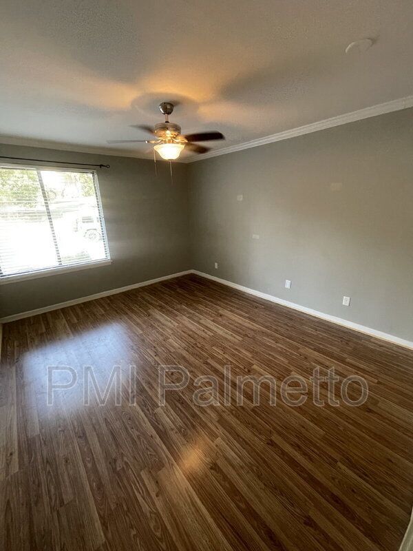 Building Photo - 246 Shoreline Dr