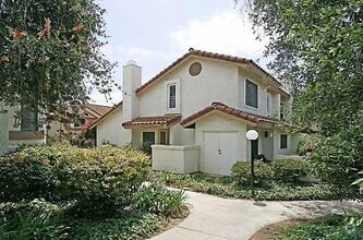 Building Photo - Escondido 3 Br Gated LOVELY Townhome 2 pat...