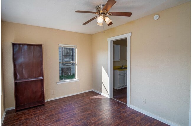 Building Photo - Great Home Near AT&T Center and Downtown!