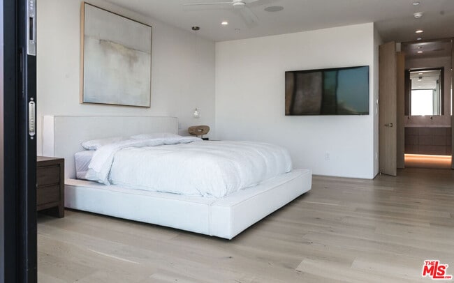 Building Photo - 606 N Ardmore Ave