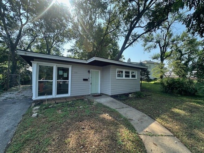 Building Photo - Chic, Sunlit & Move-In Ready – 3-Bedroom G...