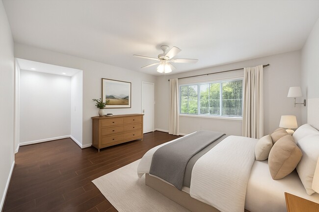 Building Photo - 671 N Post Oak Ln