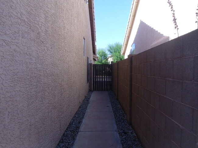 Building Photo - 3 bed 2 bath single level house in core Ch...