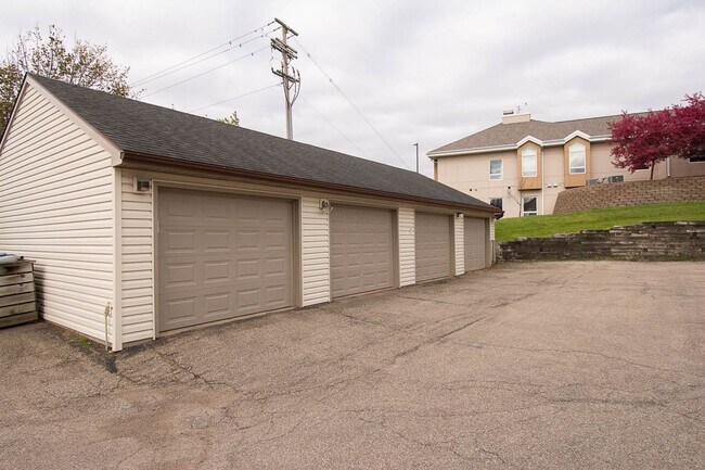 Building Photo - Upstairs condo with garage space in great NW location!