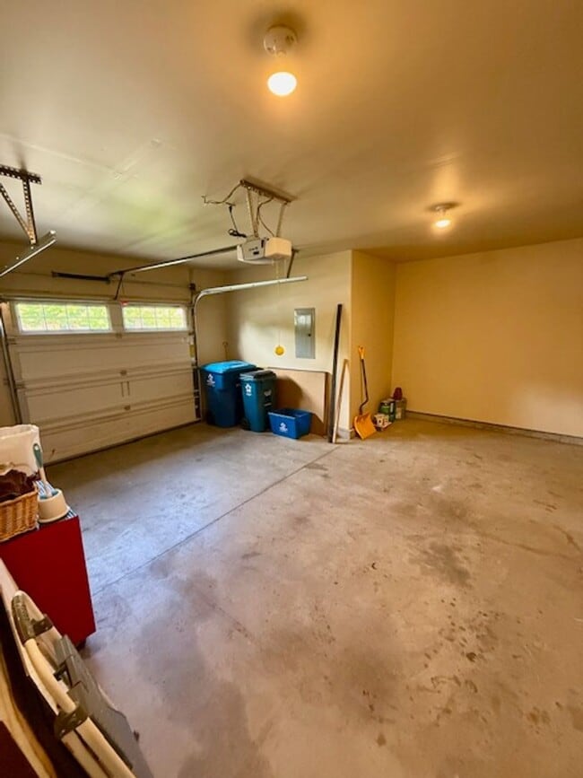 Building Photo - Beautifully renovated in NW Bend!  A/C!