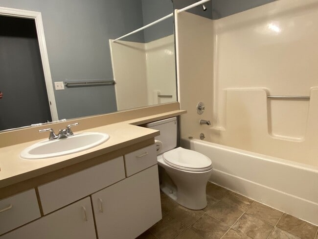 Building Photo - Spacious and turn key ready 2 bedroom apartment close to downtown. 2 parking spots and additional...