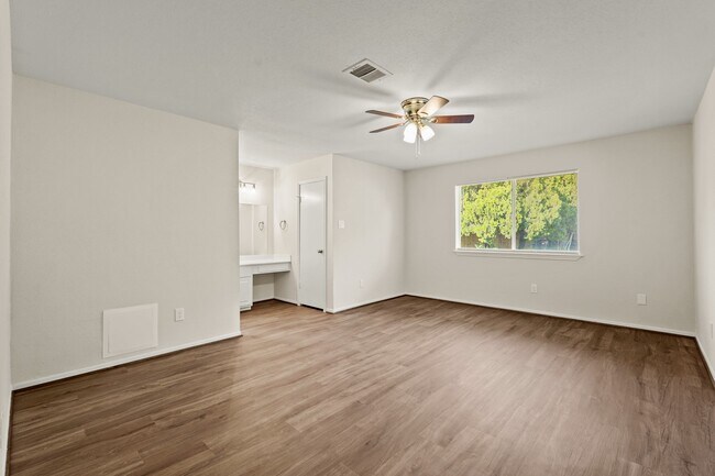 Building Photo - 1426 Ashwood Dr