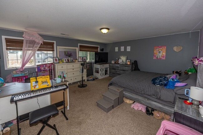 Building Photo - 5 Bedroom home, 2488sf with Central Air. Fenced Yard