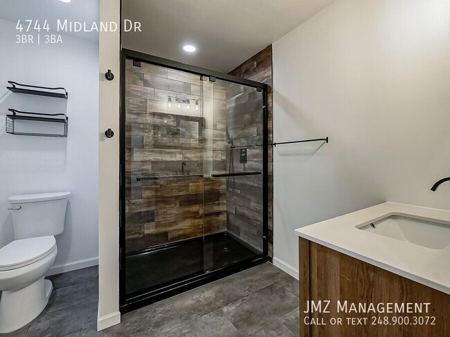 Building Photo - 4744 Midland Dr