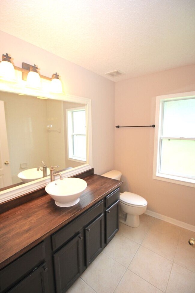 Building Photo - Huge 4 Bed 3 Bath Home w FENCED YARD and SCREENED LANAI for Rent!