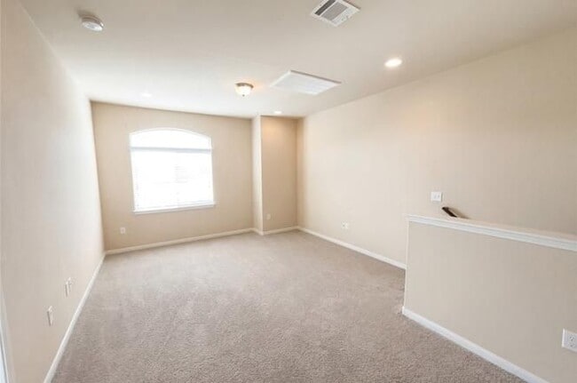 Building Photo - 2880 Donnell Dr