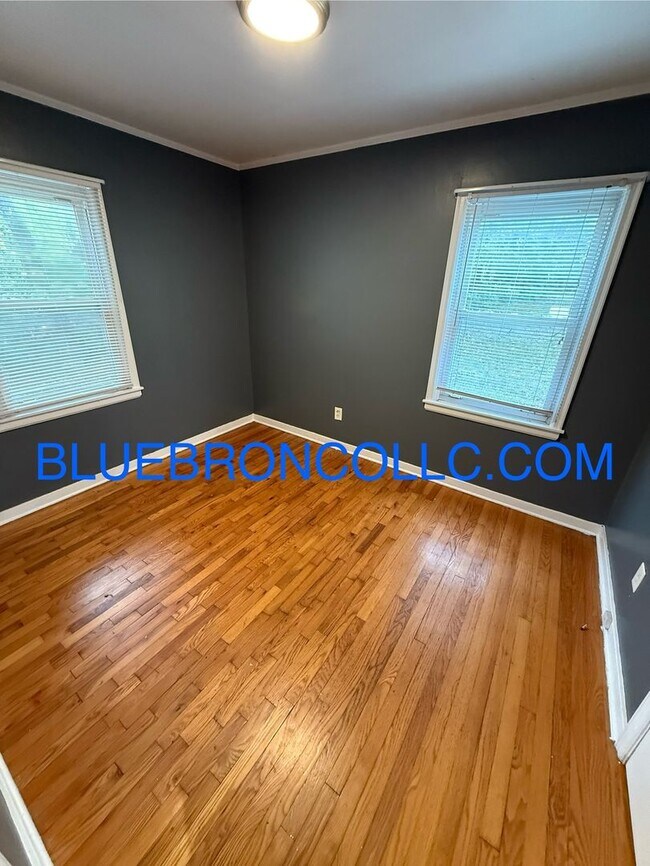 Building Photo - Beautiful 2 bedroom 1 bathroom home with 1...