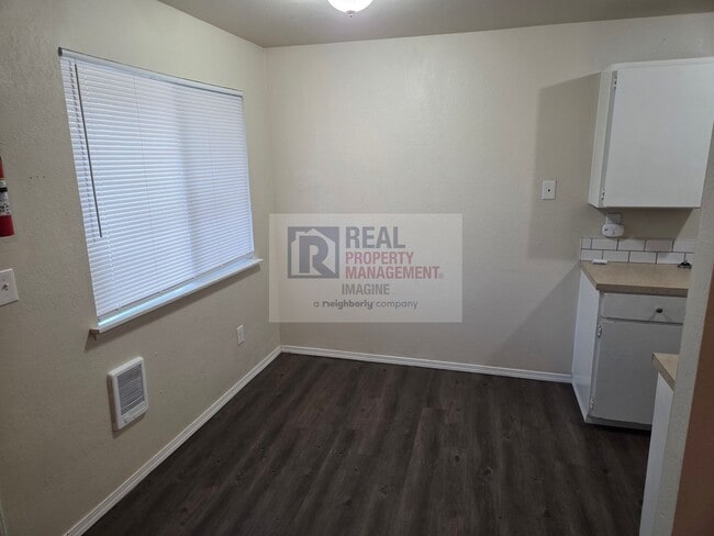 Building Photo - Charming 1 Bedroom In Quiet Neighborhood!
