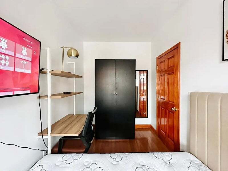 Building Photo - Furnished room/NOT APARTMENT