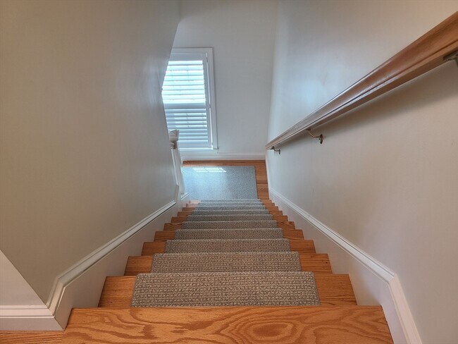 Building Photo - 138 Elm St
