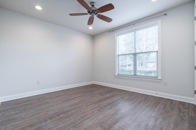 Building Photo - 718 Woods Dr