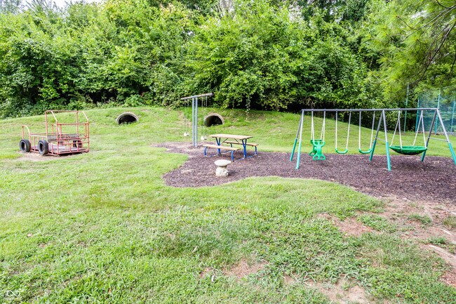 Building Photo - 5516 Greenview Dr