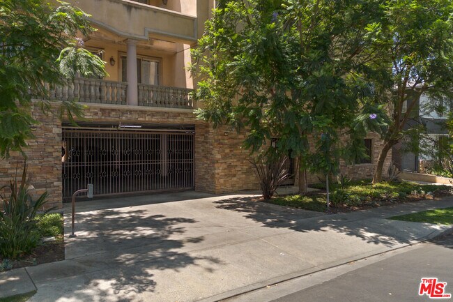 Building Photo - 837 N Hudson Ave