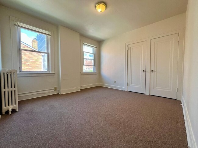 Building Photo - Bright & Spacious 1BD in Oakland! Beautiful Hardwood Floors, Equipped Kitchen & More! Call Today!