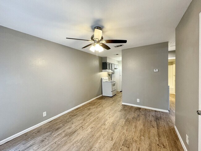 Building Photo - Sunshine Estates Completely Renovated Apar...