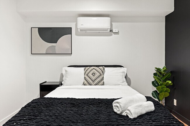 Building Photo - 10777 Ashton Ave