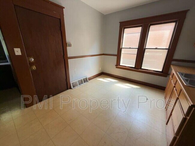 Building Photo - 2222 W Finn Pl