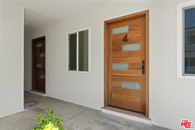 Building Photo - 420 S Sepulveda Blvd
