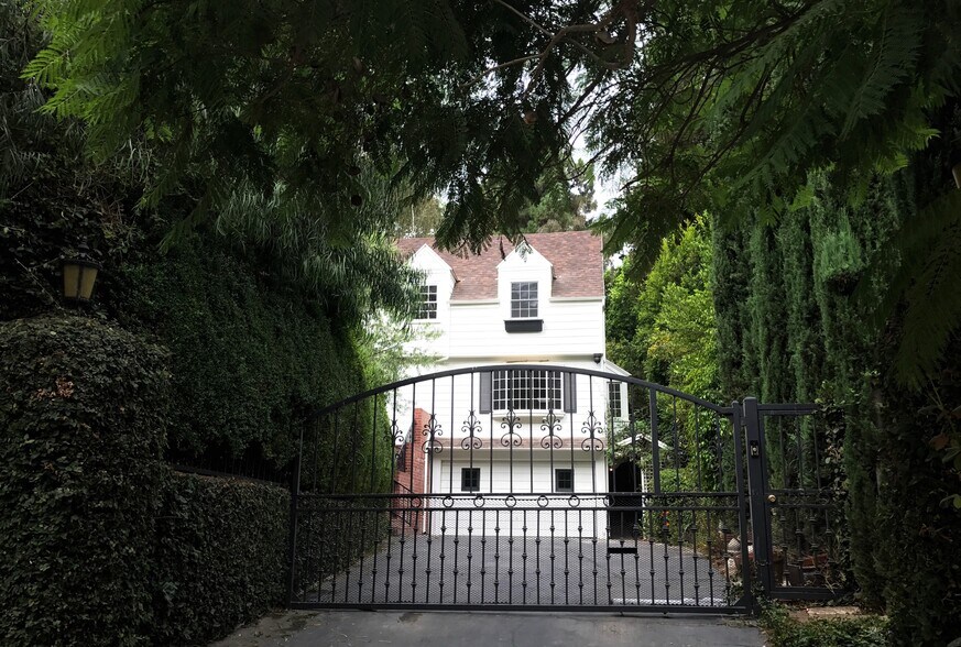 Building Photo - 3915 Benedict Canyon Dr