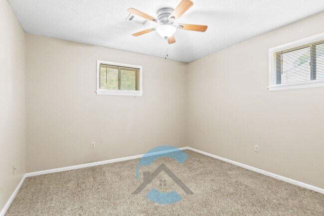 Building Photo - 2417 Meadow Dr