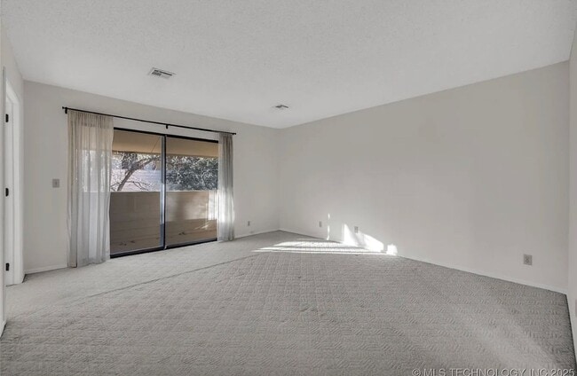 Building Photo - Gorgeous Condo in The Gated Community of The Timbers!