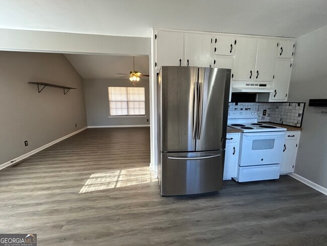 Building Photo - 3544 Lakeview Dr