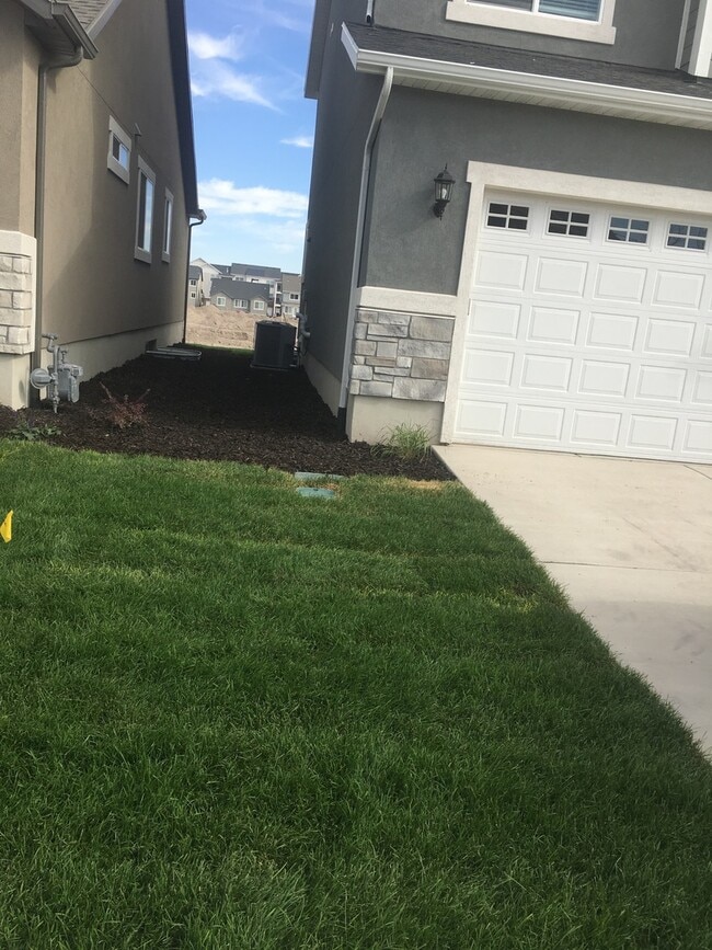 Building Photo - Beautiful Modern Home in Lehi w attached 2 car garage!