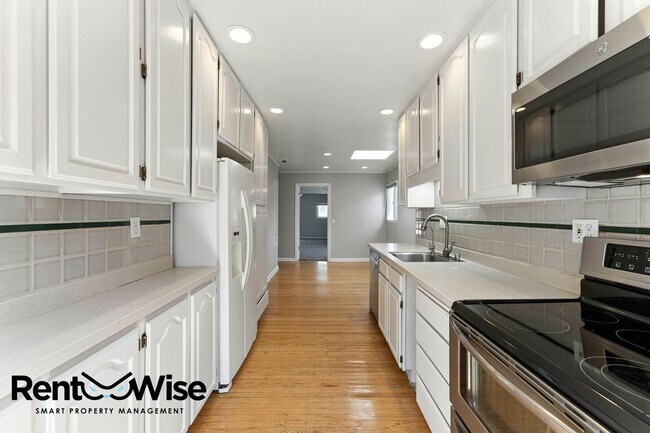 Building Photo - 1121 Killarney Ln