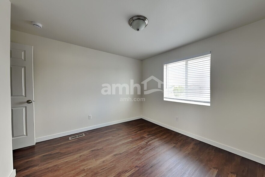 Building Photo - 16627 Greenleaf Ave SE