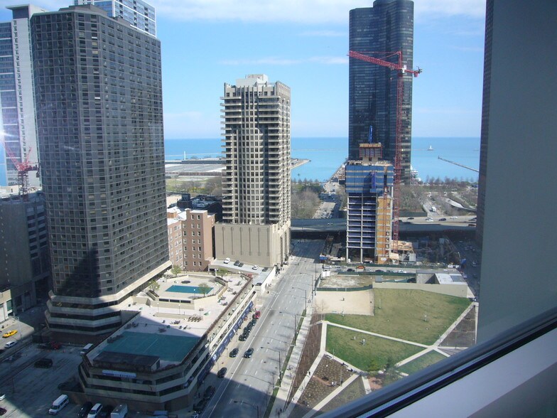 Building Photo - 512 N McClurg Ct