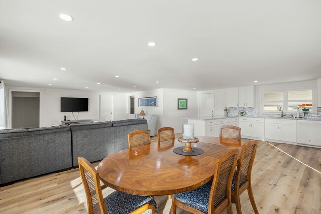 Building Photo - Lake Talquin - LAKEFRONT- Furnished 3 bedr...