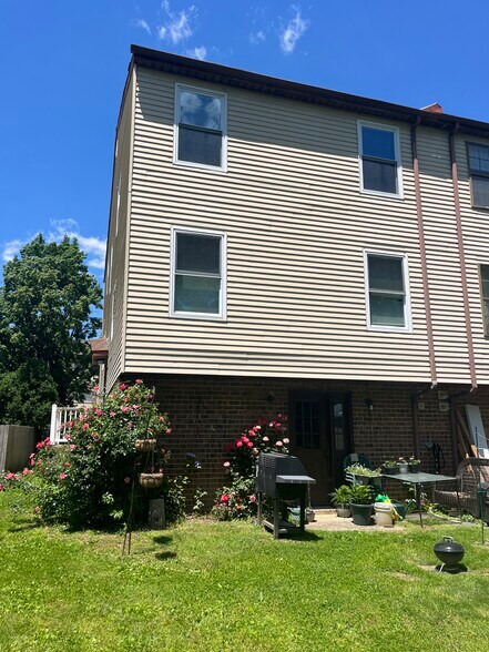 Building Photo - 13085 Blakeslee Dr
