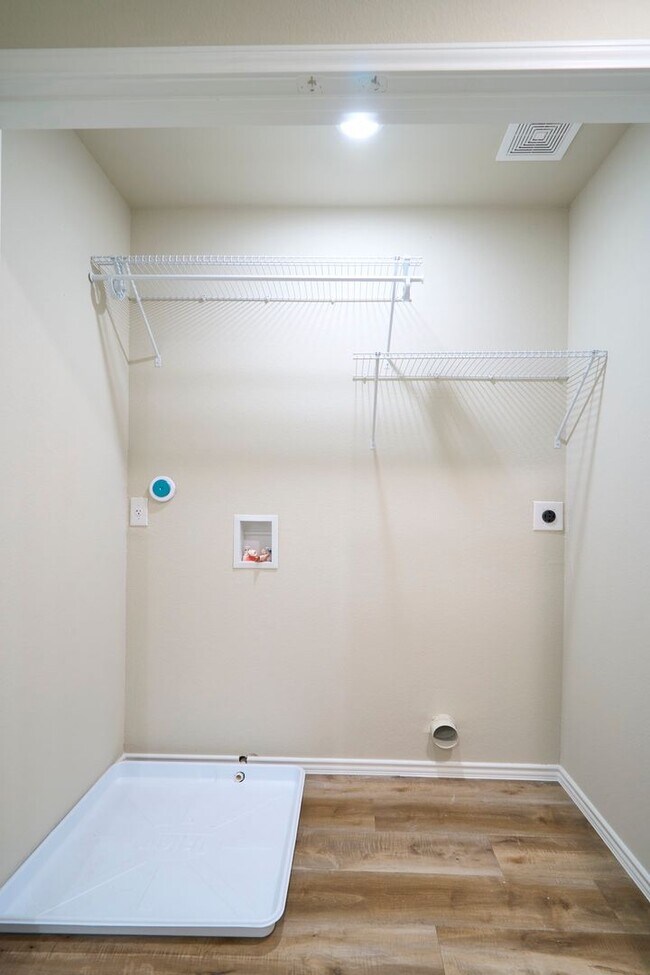 Building Photo - Hunters Ranch Beauty! 3 Bedroom 2 1/2 Bath Townhome