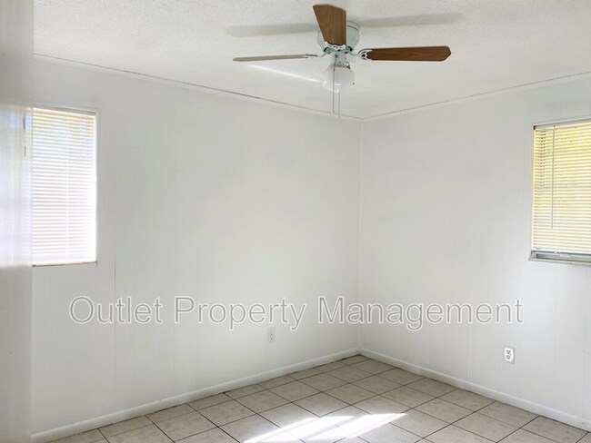 Building Photo - 806 E. 14 Street