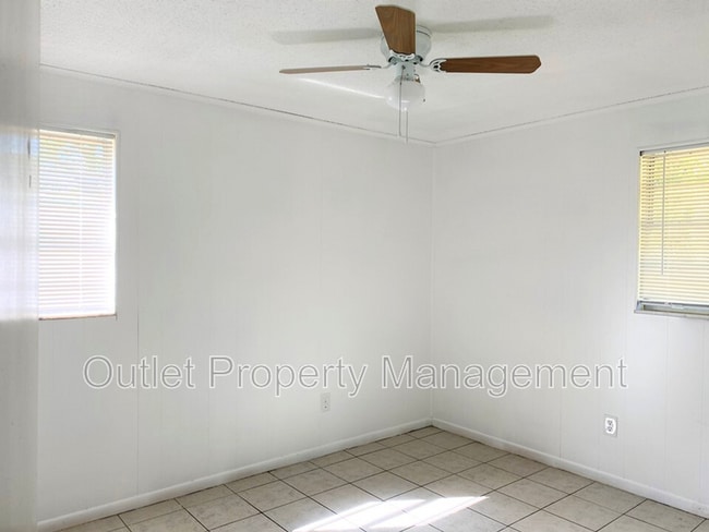 Building Photo - 806 E 14th St