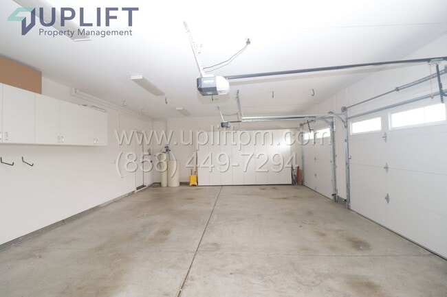 Building Photo - 4 bed 2.5 Bath On A Cula-De-Sac