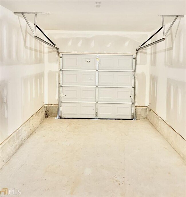 Building Photo - Wow! Like new, 3 bed, 2.5 baths, tile floo...