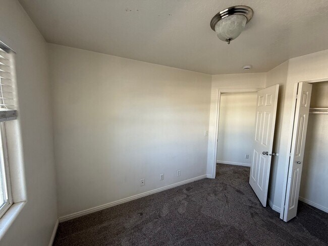Building Photo - Stunning Townhome!