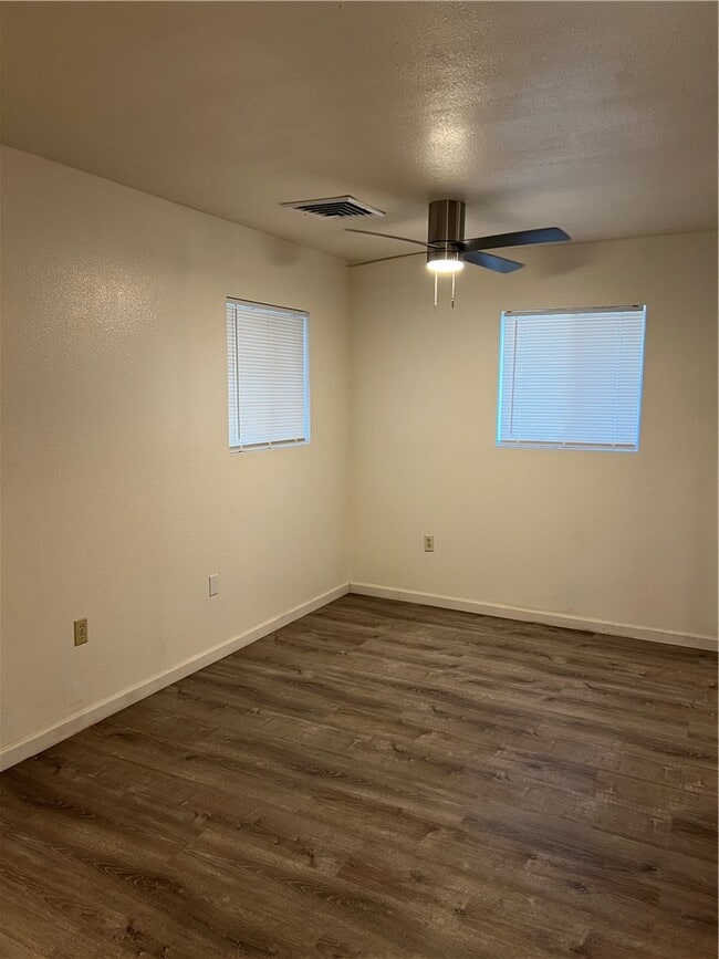 Building Photo - 2040 Swan Cove N
