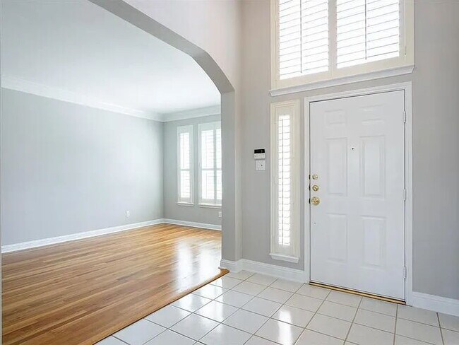 Building Photo - Beautiful 4 bedroom 3 bath home in a quiet...
