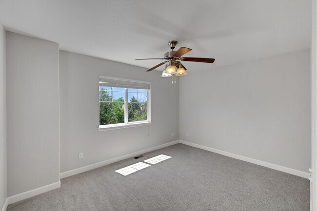 Building Photo - Spacious 5BR House in Aurora