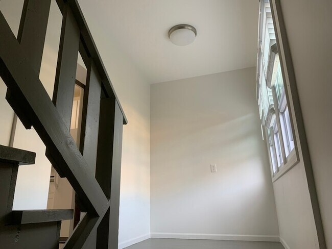 Building Photo - 3834 N Hermitage Ave