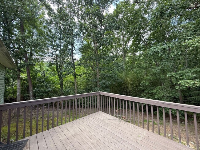 Building Photo - Spacious 3 Bedroom, 2 Bath Home with Garag...