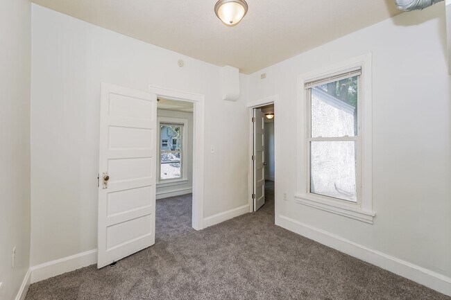 Building Photo - 1115 1/2 4th Street NE