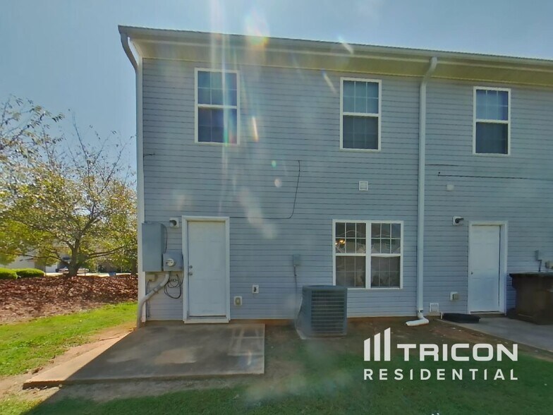 Building Photo - 2300 Marlin Dr